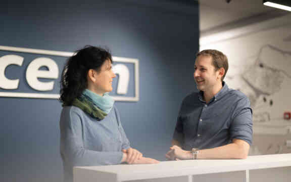 Besprechung am Arbeitsplatz 016 1800px